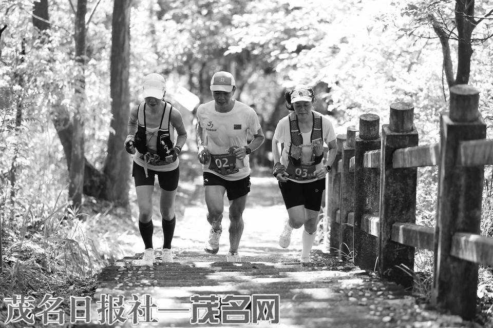 参赛者们在, 近百名跑友, tenan